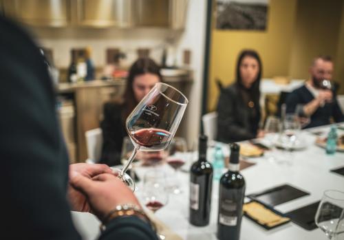 <p>Dégustation guidée de vins locaux dans une cave à Alghero</p>