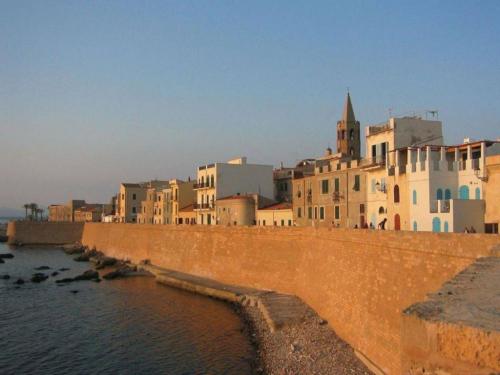 <p>Tour de historia y arte en Alghero</p>