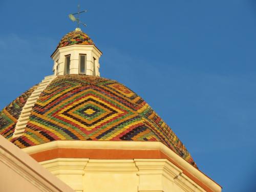 <p>Iglesia cúpula de colores Alghero</p>