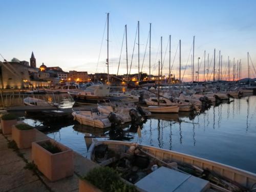 <p>Hafen und Boote in Alghero bei Sonnenuntergang</p>