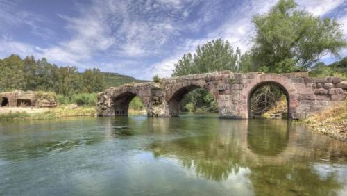 Ponte Romano visitabile ad Allai durante tour guidato