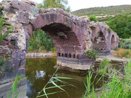 Ponte Romano visitabile ad Allai durante tour guidato