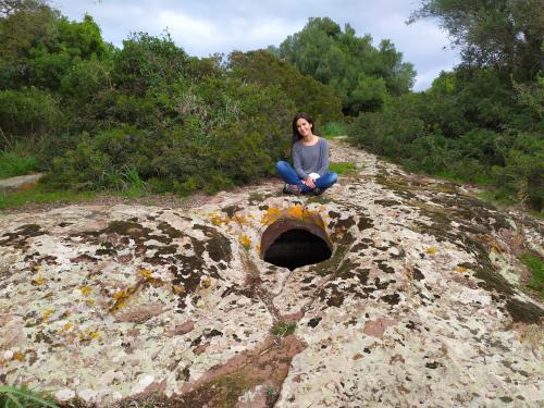 <p>Guía de sa Cisterra en Allai durante la visita guiada</p><p><br></p>