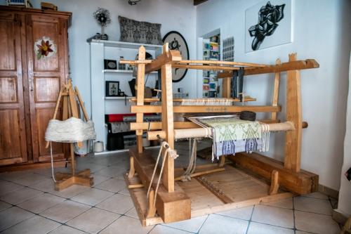 Telaio tradizionale per la creazione di un tappeto sardo a Villacidro