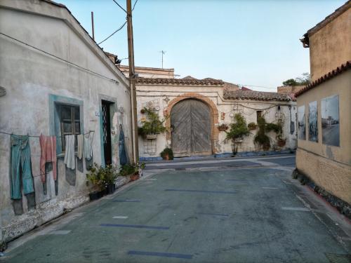 Straße mit Wandmalereien in San Sperate