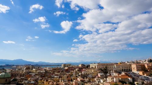 vista panoramica sul centro di Cagliari dal Bastione Saint Remy