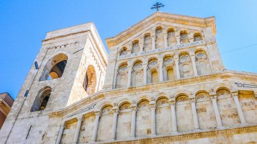 façade de la cathédrale de Cagliari dans le quartier du Castello