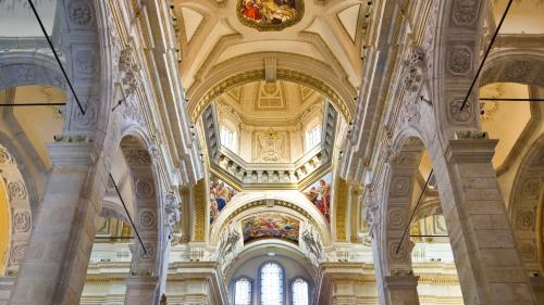 colonne e volte con affreschi sul soffitto della cattedrale di Cagliari