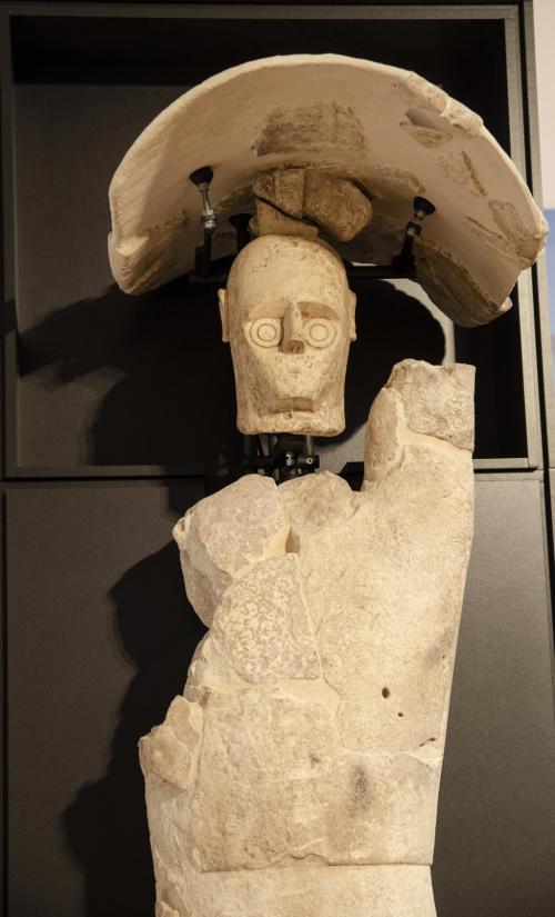 Estatua gigante en el museo