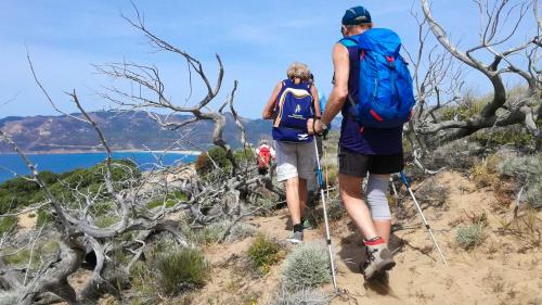 Excursionistas por el sendero de las Almadrabas