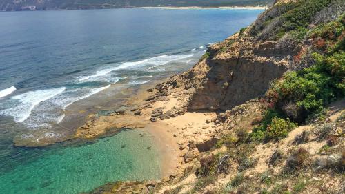 Kleiner Strand mit blauem Wasser