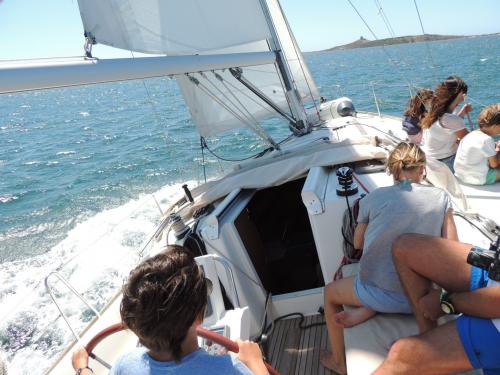 Passagiere an Bord eines Segelboots