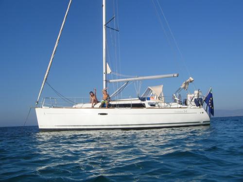 Segelboot mit Kindern an Bord