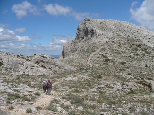 Monte Corrasi y excursionistas durante el trekking.