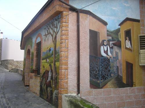 Murales sulle case del borgo di Bolotana