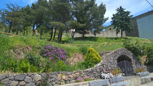 grüner Blumenpark im Dorf Bolotana