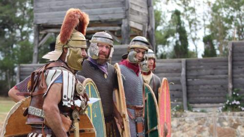 Römisches Castrum Museum und Demonstranten