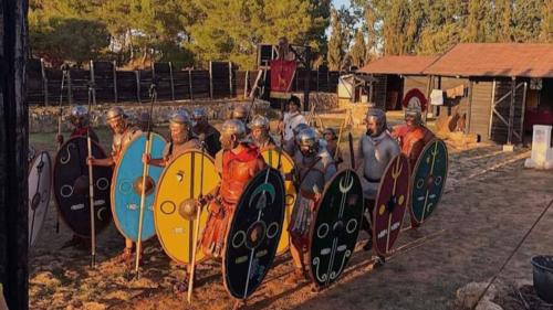 Fortaleza del Museo del Castrum con manifestantes