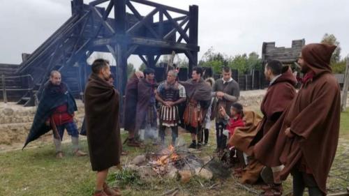 Ritrovo dei dimostranti durante la ricostruzione storica al Museo Castrum Romano