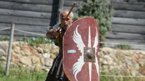 Reenactor nimmt an der historischen Rekonstruktion einer Schlacht im Castrum Romano Museum in Sassari teil