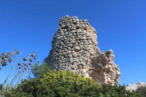 Überreste des Sant'Elia-Turms, eines Blockhauses aus dem Zweiten Weltkrieg