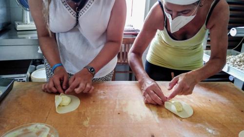 massaia ed escursionista preparano le seadas