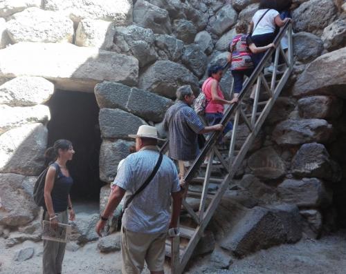 escursionisti visitano tomba di giganti di San Cosimo