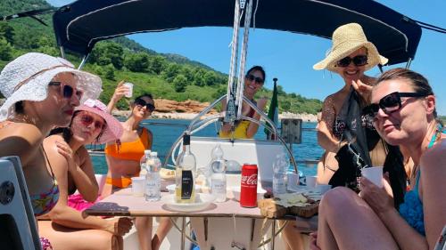 Ragazze pranzano a bordo di barca a vela ad Alghero