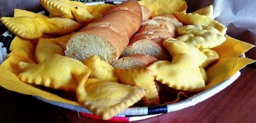 Saffron-flavored pasta and bread in Olmedo
