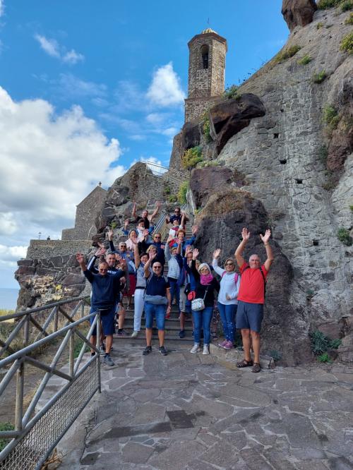 Touristen zufrieden mit ihrer Erfahrung in Castelsardo