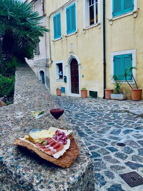 Weingläser und Verkostung typischer Produkte in den Straßen von Castelsardo