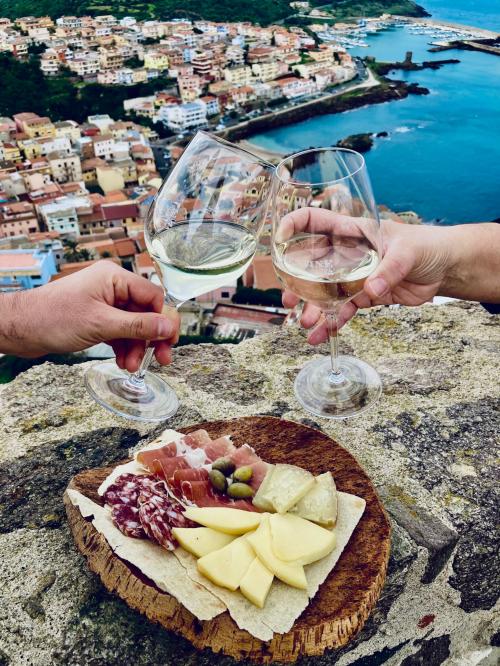 Toast und Verkostung an einem Aussichtspunkt von Castelsardo