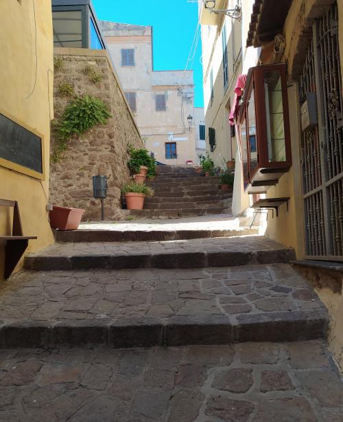 Schritte durch die Straßen des Dorfes Castelsardo