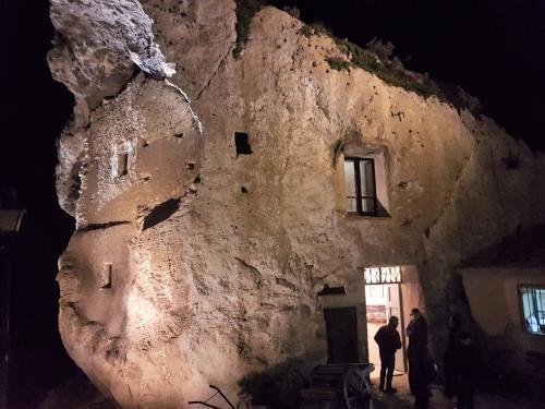 entnographisches museum domus de janas in stein gehauen in Sedilo Anglona beleuchtet