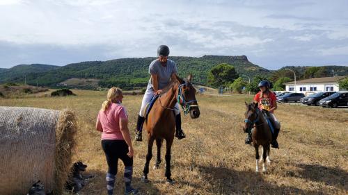 Escursione a cavallo e in pony con guida nel territorio di Sedini