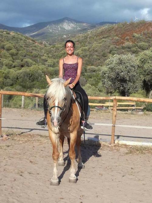 Mädchen zu Pferd in Sedini