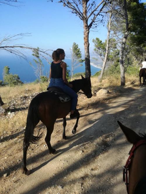 Escursionista a cavallo durante esperienza guidata a Sedini