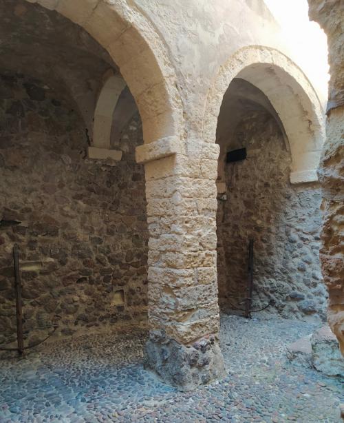 antike Säulen im Dorf Castelsardo