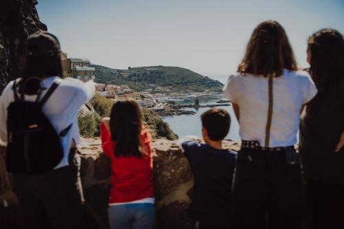 una familia disfruta de las vistas de Castelsardo