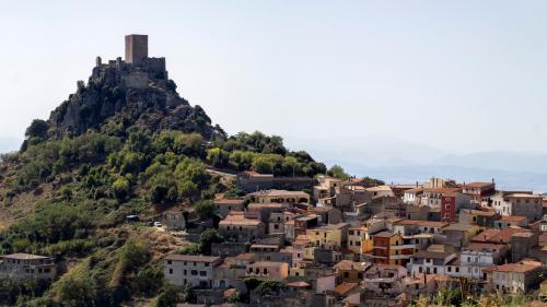 Paese di Burgos e castello medievale