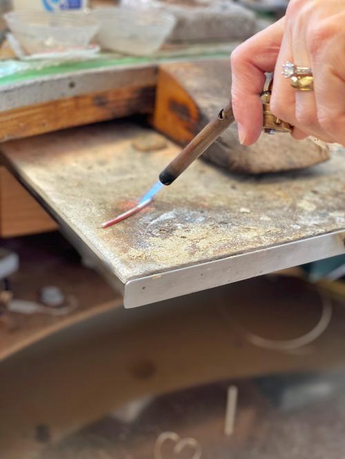 Silberbearbeitung Detail Goldschmiedewerkstatt in Oristano