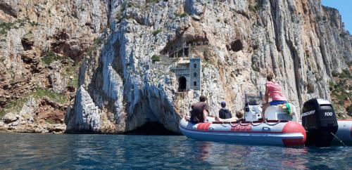 Inflatable boat arriving in Porto Flavia with passengers on board