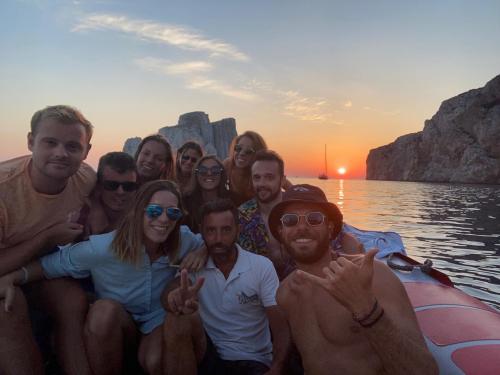 Gruppe von Wanderern an Bord eines Schlauchboots bei Sonnenuntergang