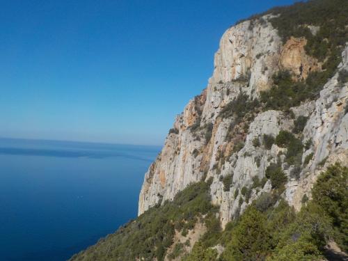 Rocky wall overlooking the sea