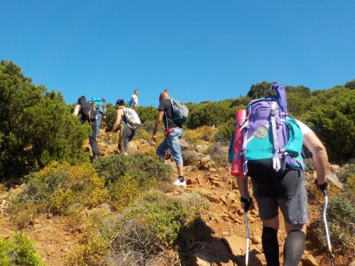 Excursionistas durante el ascenso en la ruta de trekking.