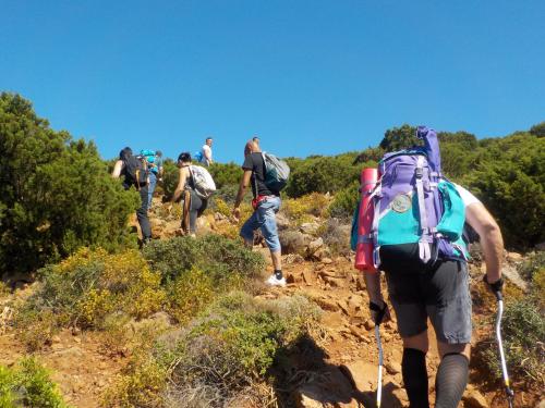 Randonneurs lors de l'ascension sur l'itinéraire de trekking