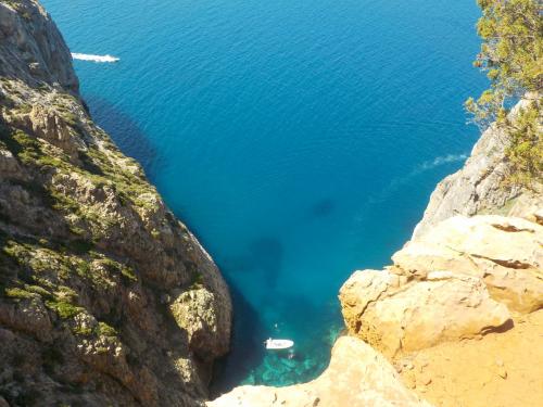 Gommone nel mare cristallino di Buggerru