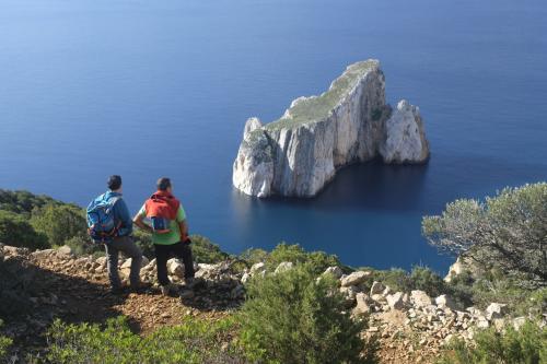 Excursionistas frente a Pan di Zucchero en Masua