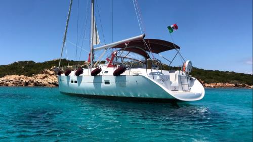 Velero en el mar del Archipiélago de La Maddalena
