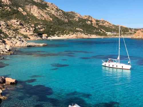 Segelboot im wunderschönen Meer des La Maddalena-Archipels